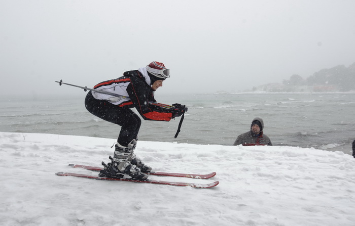 Split, 030212.
Nakon nekoliko godina, danima najavljivan snijeg pao je i na Splitskom podrucju. Iako je bio najavljen, Splicani nisu bili spremni na bijeli pokrivac, te im je on uz snaznu buru otezavao svakodnevni zivot. Gradski autobusi ne voze a skole, Split, 030212.
Nakon nekoliko godina, danima najavljivan snijeg pao je i na Splitskom podrucju. Iako je bio najavljen, Splicani nisu bili spremni na bijeli pokrivac, te im je on uz snaznu buru otezavao svakodnevni zivot. Gradski autobusi ne voze a skole,