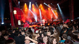 Karlovacko live: Halid Beslic i Crvena jabuka u dvorani Kresimir Cosic u Zadru, Foto: Leo Banic Karlovacko live: Halid Beslic i Crvena jabuka u dvorani Kresimir Cosic u Zadru, Foto: Leo Banic