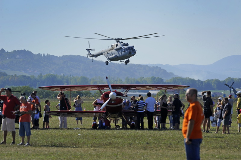 Zagreb, 030911.
Na aerodromu Lucko odrzan je XI. zagrebacki aeromiting.
Foto: Marko Miscevic / CROPIX Zagreb, 030911.
Na aerodromu Lucko odrzan je XI. zagrebacki aeromiting.
Foto: Marko Miscevic / CROPIX