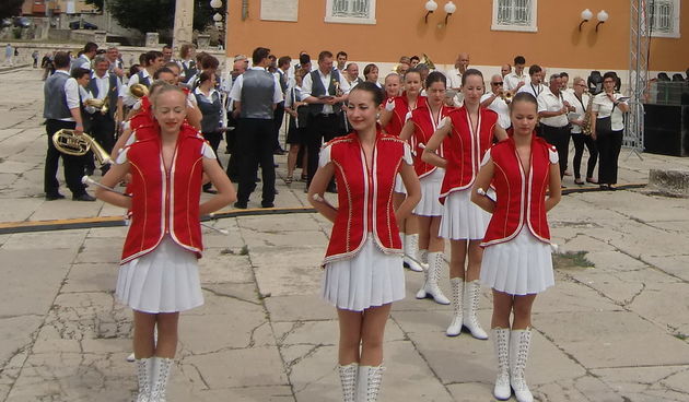 Mazoretkinje i gradska glazba