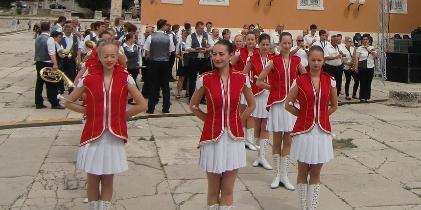 Mazoretkinje i gradska glazba