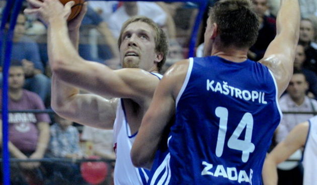 Zagreb, 211012.
Dvorana Drazena Petrovica.
ABA Liga, susret izmedju KK Cibona i KK Zadar.
Na fotografiji: Bijeli dres br. 41 Justin Hamilton KK Cibona, plavi dres br.14 Franko Kastropil KK Zadar.
Foto: Admir Buljubasic / CROPIX