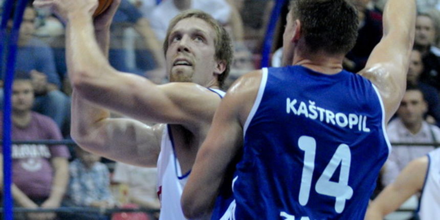 Zagreb, 211012.
Dvorana Drazena Petrovica.
ABA Liga, susret izmedju KK Cibona i KK Zadar.
Na fotografiji: Bijeli dres br. 41 Justin Hamilton KK Cibona, plavi dres br.14 Franko Kastropil KK Zadar.
Foto: Admir Buljubasic / CROPIX