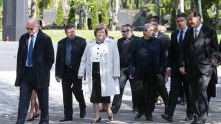 Izaslanstvo SDP-a položilo vijence prvom predsjedniku stranke Ivici Račanu Izaslanstvo SDP-a položilo vijence prvom predsjedniku stranke Ivici Račanu