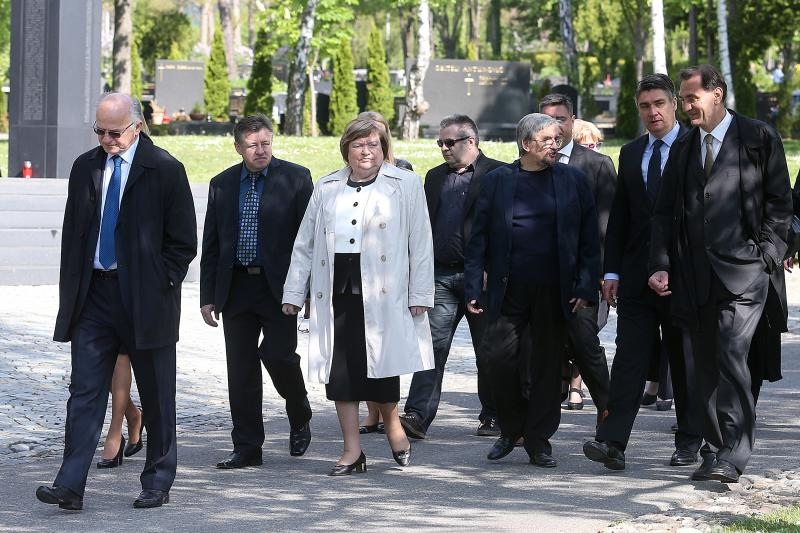 Izaslanstvo SDP-a položilo vijence prvom predsjedniku stranke Ivici Račanu Izaslanstvo SDP-a položilo vijence prvom predsjedniku stranke Ivici Račanu