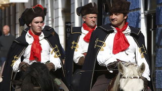 Zagreb, 181012.
Radiceva ulica.
Danas je, uzim centrom grada, marsirala pocasna satnija Kravat – pukovnije, i to povodom svjetskog dana kravate.
Foto: Damjan Tadic / CROPIX