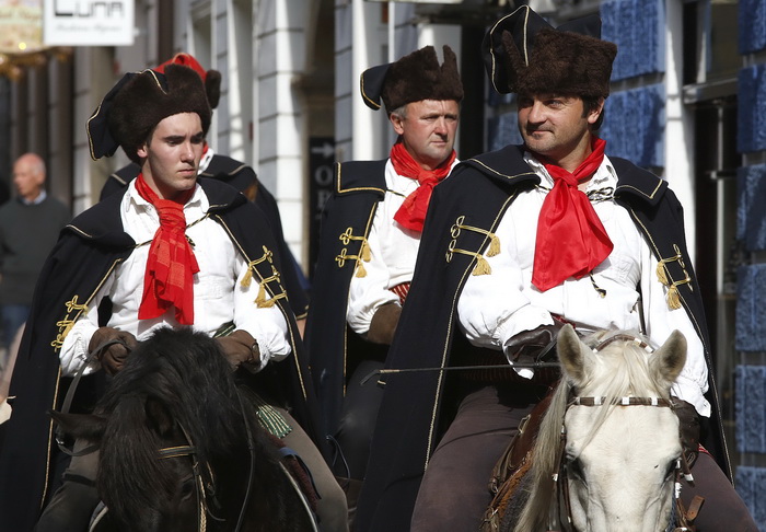 Zagreb, 181012.
Radiceva ulica.
Danas je, uzim centrom grada, marsirala pocasna satnija Kravat – pukovnije, i to povodom svjetskog dana kravate.
Foto: Damjan Tadic / CROPIX