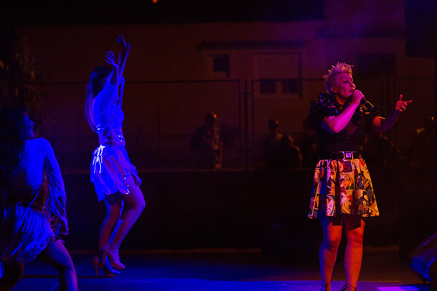 Mještani Bibinja sinoć su uživali u vrhunskom koncertu grupe Colonija na sportskom centru Crljenica Mještani Bibinja sinoć su uživali u vrhunskom koncertu grupe Colonija na sportskom centru Crljenica