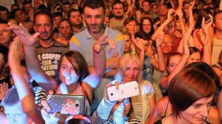 Nikad ovakve koncertne energije na Viru! Lidija Bačić oduševila je oko deset tisuća Virana i gostiju Vira sa svih strana svijeta; od prve do posljednje stvari koju je otpjevala seksipilna splitska pjevačica svi su pjevali i držali ruke u zraku! Nikad ovakve koncertne energije na Viru! Lidija Bačić oduševila je oko deset tisuća Virana i gostiju Vira sa svih strana svijeta; od prve do posljednje stvari koju je otpjevala seksipilna splitska pjevačica svi su pjevali i držali ruke u zraku!