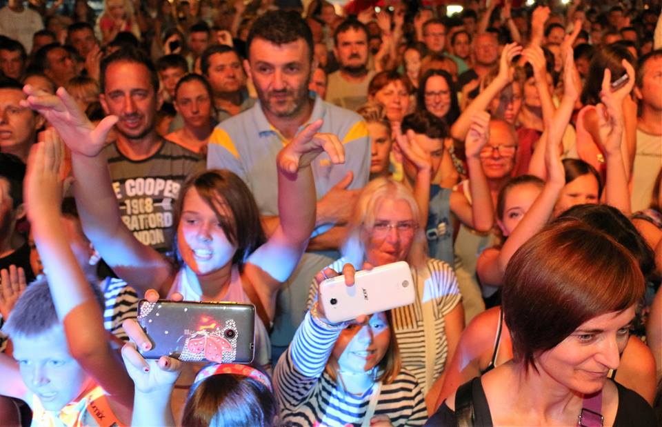 Nikad ovakve koncertne energije na Viru! Lidija Bačić oduševila je oko deset tisuća Virana i gostiju Vira sa svih strana svijeta; od prve do posljednje stvari koju je otpjevala seksipilna splitska pjevačica svi su pjevali i držali ruke u zraku! Nikad ovakve koncertne energije na Viru! Lidija Bačić oduševila je oko deset tisuća Virana i gostiju Vira sa svih strana svijeta; od prve do posljednje stvari koju je otpjevala seksipilna splitska pjevačica svi su pjevali i držali ruke u zraku!