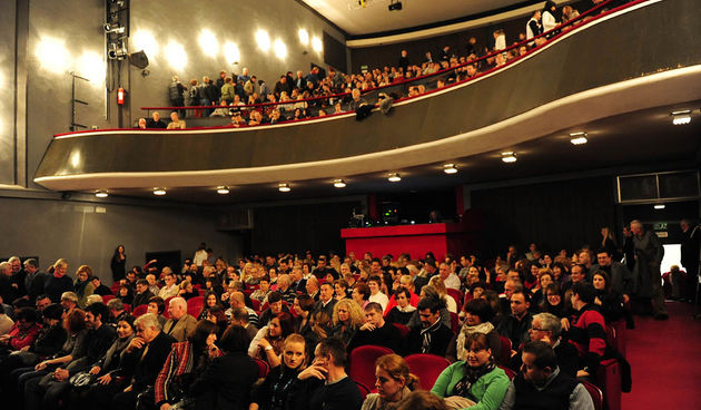 Zadar, 27.12.2012. snimio: Nenad Marčev 
Damir Mihanović Ćubi 
Monokomedija 
Ko radi štrajka od gladi 
Glumi Damir Mihanović Ćubi 
Dvorana HNK Zadar
