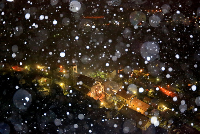 Klis, 101212. 
Ciklona Simenka je veceras donijela Snijeg nadomak Splita svega 4km zracne linije od Splita.
Na slici Snijeg na Klisu.
Foto: Zvonimir Barisin / CROPIX