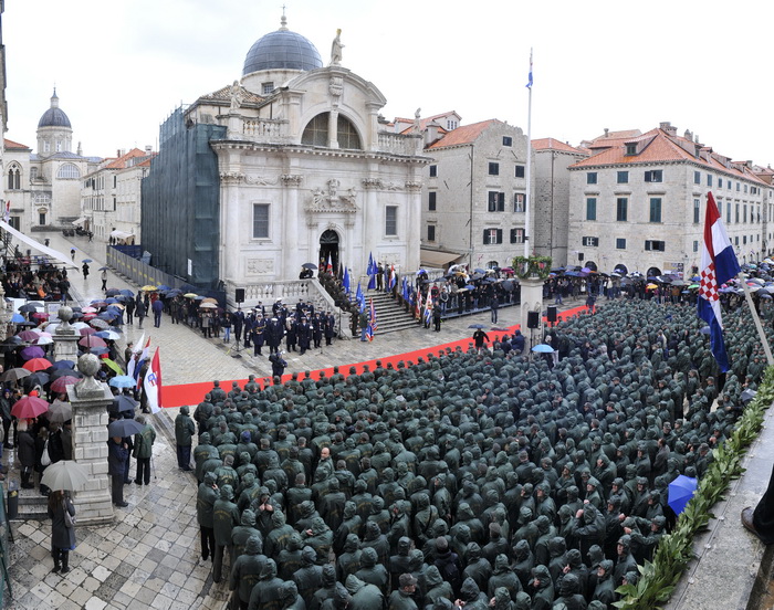 Dubrovnik, 061211.
Svecani mimohod i postrojavanje branitelja grada Dubrovnika iz 1991. godine na Stradunu u sklopu proslave dana Branitelja pred predsjednikom RH Ivom Josipovicem.
Foto: Tonci Plazibat / CROPIX Dubrovnik, 061211.
Svecani mimohod i postrojavanje branitelja grada Dubrovnika iz 1991. godine na Stradunu u sklopu proslave dana Branitelja pred predsjednikom RH Ivom Josipovicem.
Foto: Tonci Plazibat / CROPIX