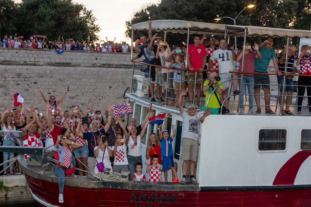 Veličanstven doček četvorice zadarskih Vatrenih od Gradskog mosta do Foruma