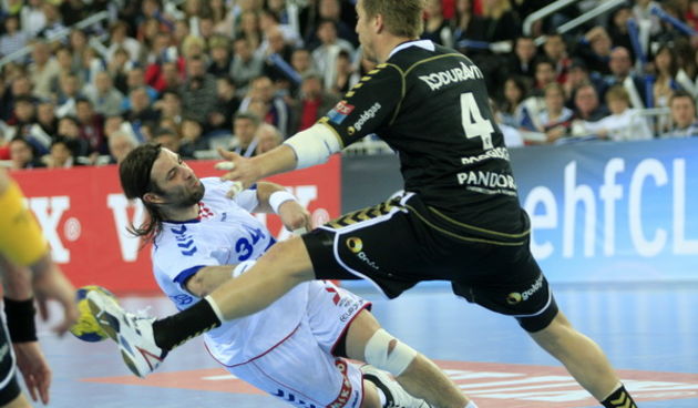 Zagreb, 270311. Arena Zagreb. Rukometna utakmica 1/8 finala Lige prvaka Zagreb CO – RN Lowen. Na slici: Ivano Balic, Oliver Roggisch 4. Foto: Nenad Dugi / Cropix