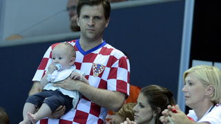 London, 120812.
Vaterpolo Arena.
Hrvatska muska vaterpolo reprezentacija igra finalnu utakmicu protiv Italije tijekom Olimpijskih Igara u Londonu.
Na fotografiji: Hrvatska je osvojila zlatnu medalju, navijac s malom bebom na bazenu.
Foto: Drago Sopta / CR London, 120812.
Vaterpolo Arena.
Hrvatska muska vaterpolo reprezentacija igra finalnu utakmicu protiv Italije tijekom Olimpijskih Igara u Londonu.
Na fotografiji: Hrvatska je osvojila zlatnu medalju, navijac s malom bebom na bazenu.
Foto: Drago Sopta / CR