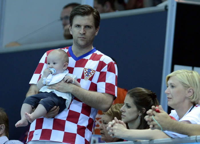 London, 120812.
Vaterpolo Arena.
Hrvatska muska vaterpolo reprezentacija igra finalnu utakmicu protiv Italije tijekom Olimpijskih Igara u Londonu.
Na fotografiji: Hrvatska je osvojila zlatnu medalju, navijac s malom bebom na bazenu.
Foto: Drago Sopta / CR London, 120812.
Vaterpolo Arena.
Hrvatska muska vaterpolo reprezentacija igra finalnu utakmicu protiv Italije tijekom Olimpijskih Igara u Londonu.
Na fotografiji: Hrvatska je osvojila zlatnu medalju, navijac s malom bebom na bazenu.
Foto: Drago Sopta / CR