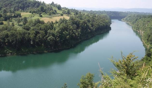 Pogled na hidroakumulacijsko jezero Lesce koje je napravljeno u kanjonu rijeke Dobre kod izgradnje HE Lesce. Jezero je dugacko 12 kilometara. Photo: Kristina Stedul Fabac/PIXSELL