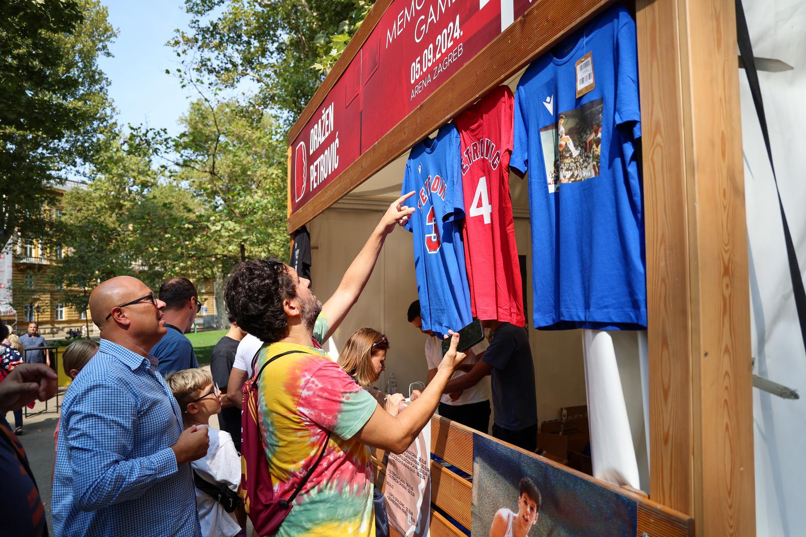Druženje s košakašima povodom 60. rođendana Dražena Petrovića Druženje s košakašima povodom 60. rođendana Dražena Petrovića