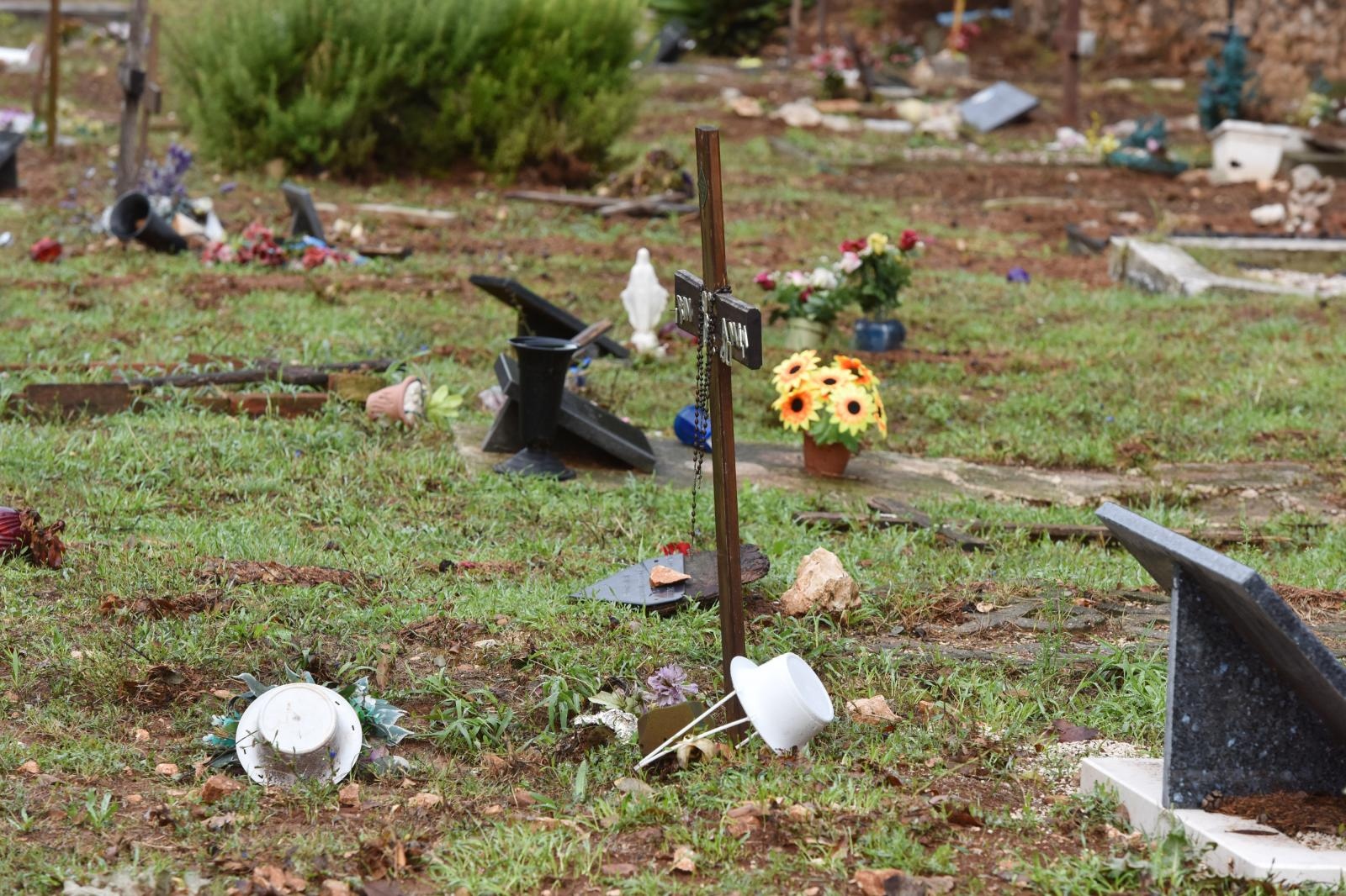 Djelatnici Nasada saniraju štetu na Gradskom groblju Zadar Djelatnici Nasada saniraju štetu na Gradskom groblju Zadar