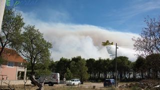 Zemaljske i zračne vatrogasne snage gase veliki šumski požar kod Crvene luke. Foto: Franjo Jurić/eBiograd Zemaljske i zračne vatrogasne snage gase veliki šumski požar kod Crvene luke. Foto: Franjo Jurić/eBiograd