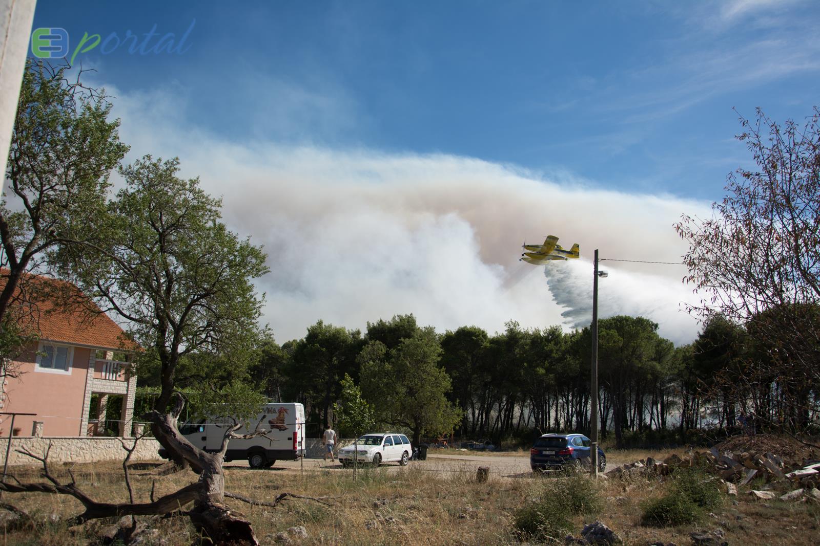 Zemaljske i zračne vatrogasne snage gase veliki šumski požar kod Crvene luke. Foto: Franjo Jurić/eBiograd Zemaljske i zračne vatrogasne snage gase veliki šumski požar kod Crvene luke. Foto: Franjo Jurić/eBiograd