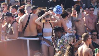 Otok Pag – Hideout festival privukao je mnogobrojnu publiku na popularnu plazu Zrce gdje se na after beach partiju u klubu Papaya plesalo cijelo poslijepodne. Photo: Filip Brala/PIXSELL