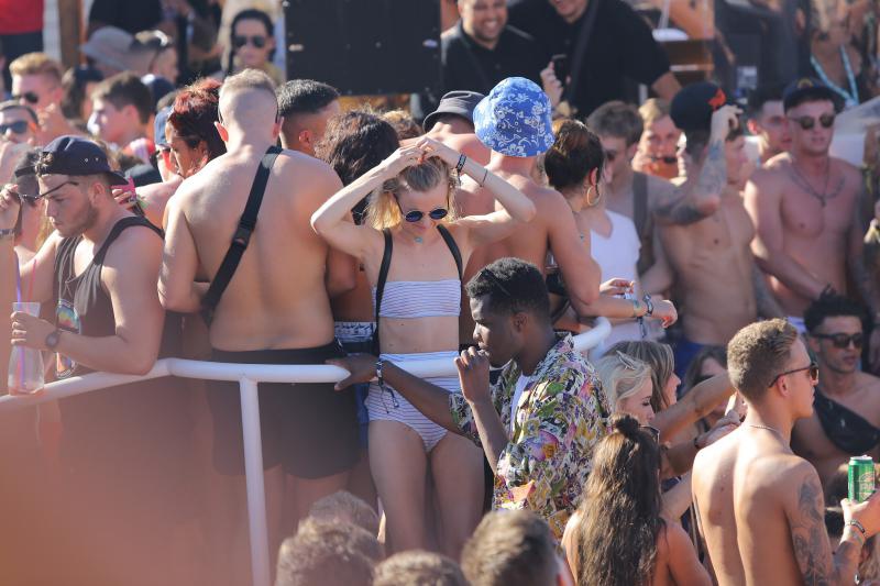 Otok Pag – Hideout festival privukao je mnogobrojnu publiku na popularnu plazu Zrce gdje se na after beach partiju u klubu Papaya plesalo cijelo poslijepodne. Photo: Filip Brala/PIXSELL