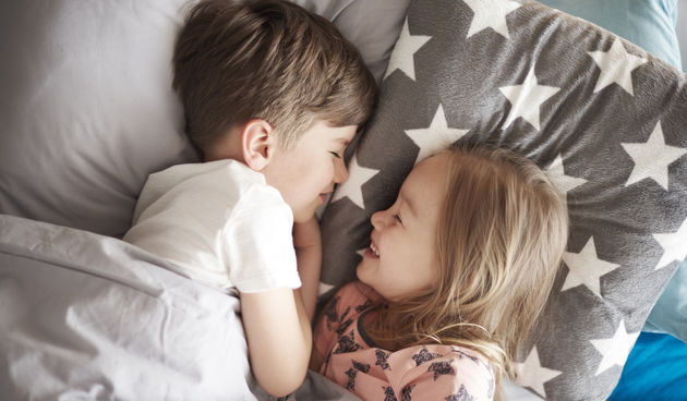 U krevet uvijek u isto vrijeme – iako djeca ne znaju koliko je sati, njihova tijela znaju. Odlazak u krevet u isto vrijeme pomaže im fizički i mentalno ući u rutinu spavanja. Pokušajte ga se držati i za vrijeme praznika i tijekom ljeta