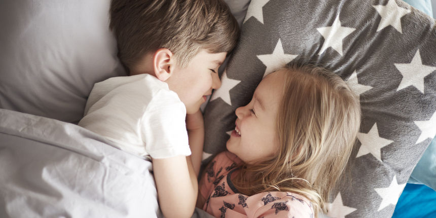 U krevet uvijek u isto vrijeme – iako djeca ne znaju koliko je sati, njihova tijela znaju. Odlazak u krevet u isto vrijeme pomaže im fizički i mentalno ući u rutinu spavanja. Pokušajte ga se držati i za vrijeme praznika i tijekom ljeta U krevet uvijek u isto vrijeme – iako djeca ne znaju koliko je sati, njihova tijela znaju. Odlazak u krevet u isto vrijeme pomaže im fizički i mentalno ući u rutinu spavanja. Pokušajte ga se držati i za vrijeme praznika i tijekom ljeta