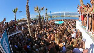 Otok Pag – Hideout festival privukao je mnogobrojnu publiku na popularnu plazu Zrce gdje se na after beach partiju u klubu Papaya plesalo cijelo poslijepodne. Photo: Filip Brala/PIXSELL