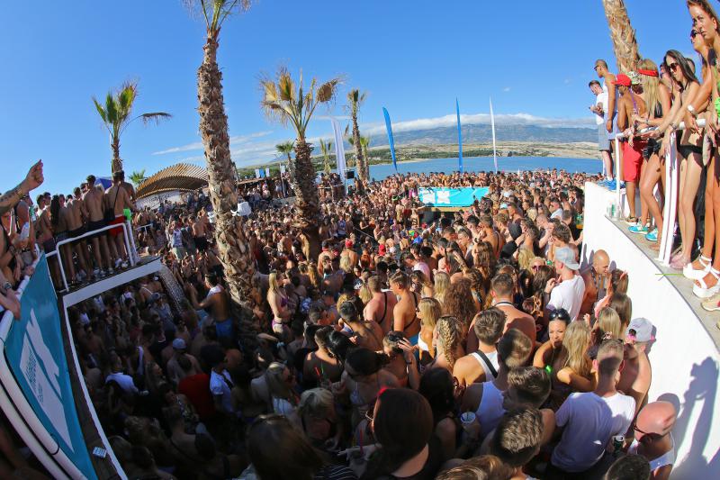 Otok Pag – Hideout festival privukao je mnogobrojnu publiku na popularnu plazu Zrce gdje se na after beach partiju u klubu Papaya plesalo cijelo poslijepodne. Photo: Filip Brala/PIXSELL