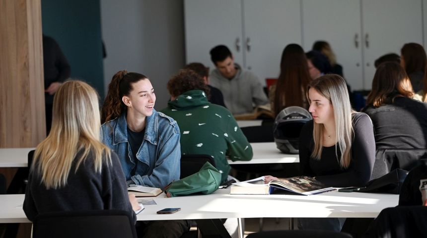 Čitaonica Znanstvene knjižnice Sveučilišta u Zadru obnovljena i opremljena prijenosnim računalima Čitaonica Znanstvene knjižnice Sveučilišta u Zadru obnovljena i opremljena prijenosnim računalima