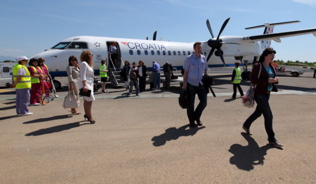 Zadar, 120511.
Na zadarsku zracnu luku dosao je i prvi zrakoplov iz Munchena, cime Croatia airlines nakon 15 godina ponovno uvodi medjunarodne letove iz Zadra.
Na slici:  izlazak putnika iz aviona.
Foto: Vladimir Ivanov / CROPIX