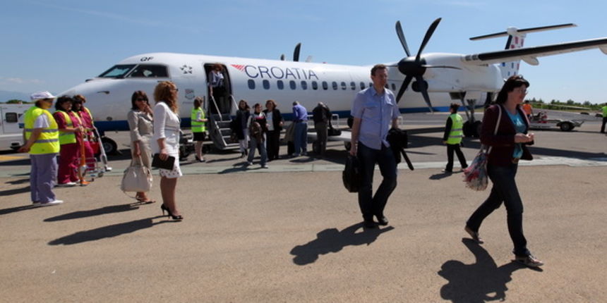 Zadar, 120511.
Na zadarsku zracnu luku dosao je i prvi zrakoplov iz Munchena, cime Croatia airlines nakon 15 godina ponovno uvodi medjunarodne letove iz Zadra.
Na slici:  izlazak putnika iz aviona.
Foto: Vladimir Ivanov / CROPIX