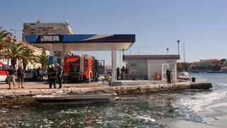 Oko 14 sati na benzinskoj stanici na Branimirovoj obali izbio je požar na gliseru. Požar su ugasili vatrogasci, a gliser je u potpunosti uništen. Photo: Dino Stanin/PIXSELL