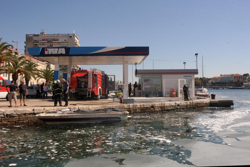 Oko 14 sati na benzinskoj stanici na Branimirovoj obali izbio je požar na gliseru. Požar su ugasili vatrogasci, a gliser je u potpunosti uništen. Photo: Dino Stanin/PIXSELL