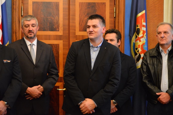 Gradonačelnik Kalmeta primio obitelj Ćosić i sudionike završnice Krešinog Kupa Gradonačelnik Kalmeta primio obitelj Ćosić i sudionike završnice Krešinog Kupa