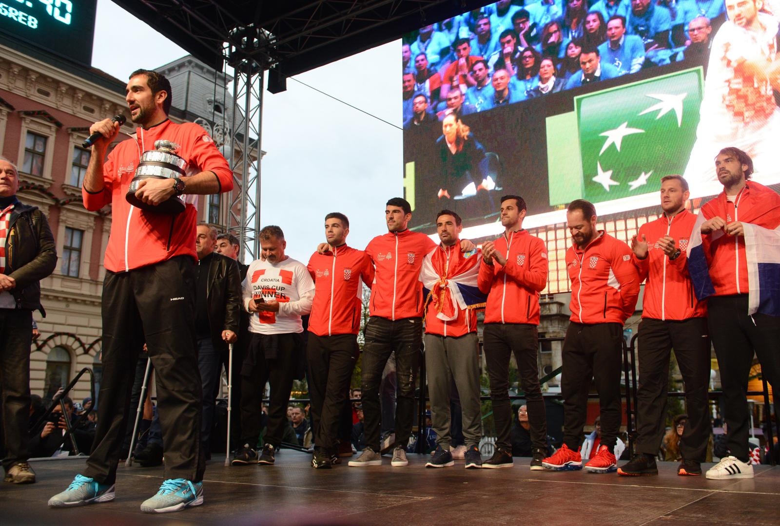 Zlatne tenisače na Trgu bana Josipa Jelačića dočekale tisuće navijača Zlatne tenisače na Trgu bana Josipa Jelačića dočekale tisuće navijača
