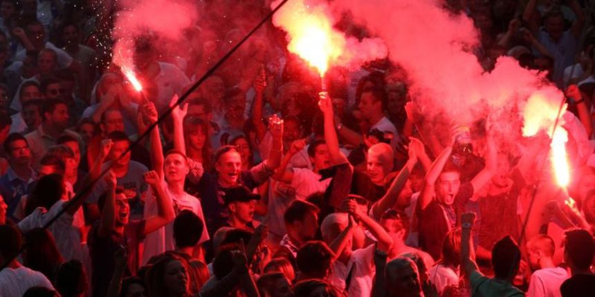 Navijači Rijeke na trgu 128 brigade prate prijenos nogometne utakmice HNK Rijeka – Stuttgart VfB, Foto: Goran Kovačić/PIXSELL Navijači Rijeke na trgu 128 brigade prate prijenos nogometne utakmice HNK Rijeka – Stuttgart VfB, Foto: Goran Kovačić/PIXSELL