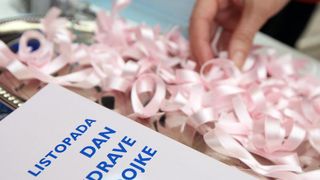 05.10.2013., Sibenik – Mjesec listopad tradicionalno je obiljezen ruzicastom bojom, posvecen borbi protiv raka dojke, koji je na prvom mjestu od svih malignih bolesti. Povodom toga Dana ruzicaste vrpce aktivisti su dijelili rucaste vrpce. Pridruzio im s 05.10.2013., Sibenik – Mjesec listopad tradicionalno je obiljezen ruzicastom bojom, posvecen borbi protiv raka dojke, koji je na prvom mjestu od svih malignih bolesti. Povodom toga Dana ruzicaste vrpce aktivisti su dijelili rucaste vrpce. Pridruzio im s