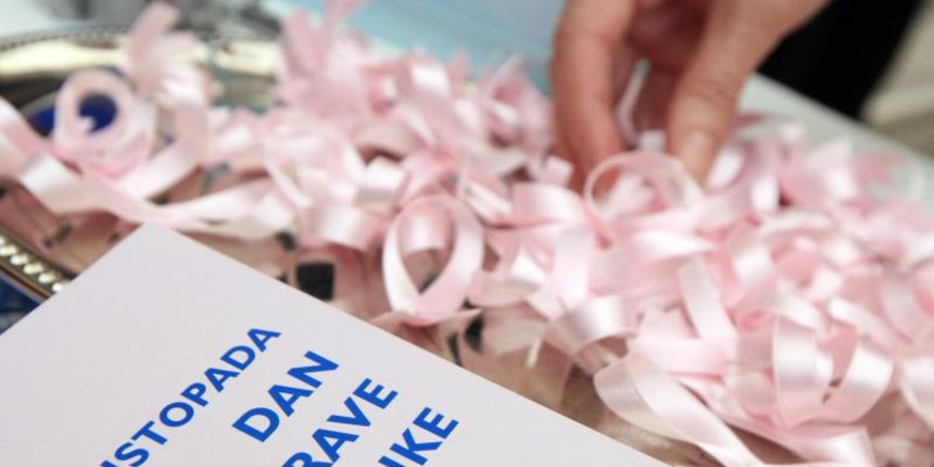 05.10.2013., Sibenik – Mjesec listopad tradicionalno je obiljezen ruzicastom bojom, posvecen borbi protiv raka dojke, koji je na prvom mjestu od svih malignih bolesti. Povodom toga Dana ruzicaste vrpce aktivisti su dijelili rucaste vrpce. Pridruzio im s