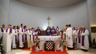 Kolonom sjećanja i polaganjem vijenaca obilježena 23. obljetnica stradanja Škabrnje, Foto: Filip Brala/PIXSELL Kolonom sjećanja i polaganjem vijenaca obilježena 23. obljetnica stradanja Škabrnje, Foto: Filip Brala/PIXSELL