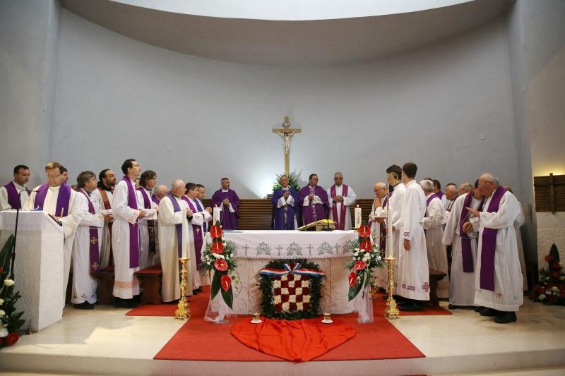 Kolonom sjećanja i polaganjem vijenaca obilježena 23. obljetnica stradanja Škabrnje, Foto: Filip Brala/PIXSELL Kolonom sjećanja i polaganjem vijenaca obilježena 23. obljetnica stradanja Škabrnje, Foto: Filip Brala/PIXSELL