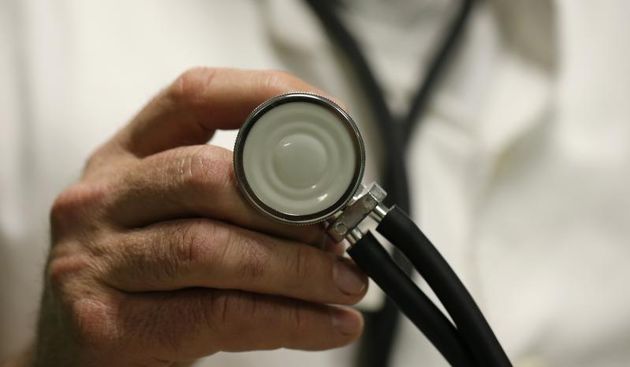 Bolnicki lijecnik, anesteziolog sa stetoskopom. Ključne riječi  lijecnik, zdravlje, anesteziolog, editorial stock, stetoskop, medicinska sprava, medicinsko pomagalo