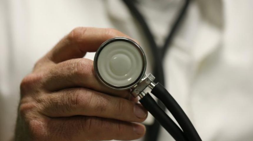 Bolnicki lijecnik, anesteziolog sa stetoskopom. Ključne riječi  lijecnik, zdravlje, anesteziolog, editorial stock, stetoskop, medicinska sprava, medicinsko pomagalo