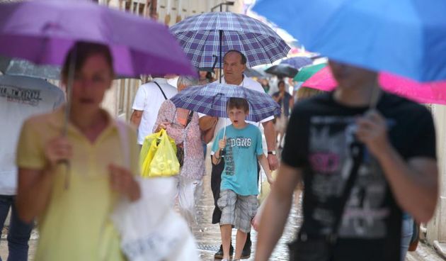 24.06.2013., Zadar – Kisa opustjela ulice na trenutak. Turisti koji su ze zatekli u gradu brzo su pronasli spas u gradskim prolazima i nadstresnicama, a mnogima nije smetala ni setnja po kisi. Photo: Zeljko Mrsic/PIXSELL Autor  Zeljko Mrsic/PIXSELL KLJU