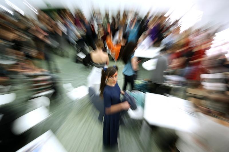 Zagreb – U Zagrebackom plesnom centru odrzana je revija poznatih hrvatskih dizajnera u sklopu devetog Modnog ormara. Detalji iz backstaga, frizeri i vizasisti vrse posljednje pripreme modela uoci revija. šminkanje. make-up. modeli, tetovaže, štikle. Photo