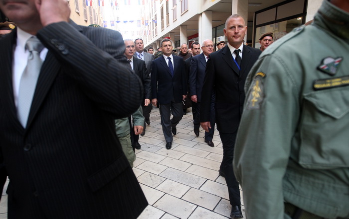 Zadar, 241112.
Obiljezavanje Dana grada Zadra i dolazak generala Ante Gotovine pocasnog gradjanina grada Zadra. Ante Gotovina je nakon katedrale krenuo Kalelargom prema HNK gdje se odrzava svecana sjednica povodom Dana grada.
Na fotografiji: general Ante Zadar, 241112.
Obiljezavanje Dana grada Zadra i dolazak generala Ante Gotovine pocasnog gradjanina grada Zadra. Ante Gotovina je nakon katedrale krenuo Kalelargom prema HNK gdje se odrzava svecana sjednica povodom Dana grada.
Na fotografiji: general Ante