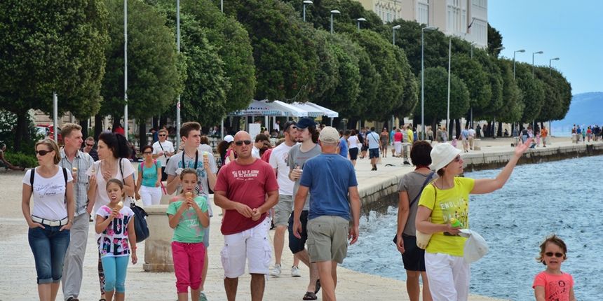 Đir po gradu, 22. srpnja 2014., Turisti u šetnji